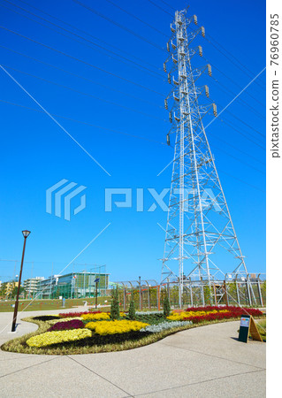 新宮前公園新公園裡五顏六色的花壇和藍天 新宮前公園新公園裡五顏六色的花壇和藍天 76960785