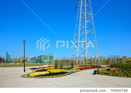 新宮前公園新公園裡五顏六色的花壇和藍天 新宮前公園新公園裡五顏六色的花壇和藍天 76960786