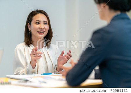 Business consultation Contract explanation Sales operation Inheritance Investment Casual customer visitor Meeting 76961181