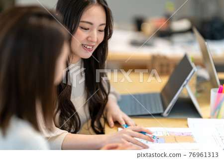 Business women meeting explanation talk Business women meeting explanation talk 76961313