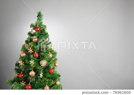 Christmas tree with decoration, grey background 76961600