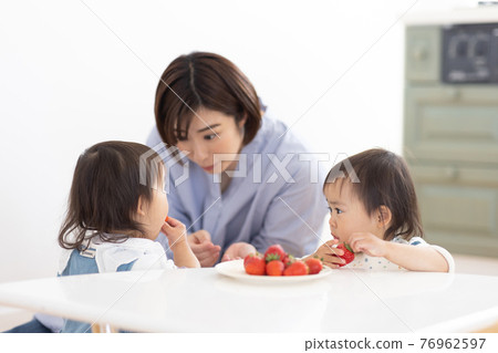養育媽媽和雙胞胎 養育媽媽和雙胞胎 76962597