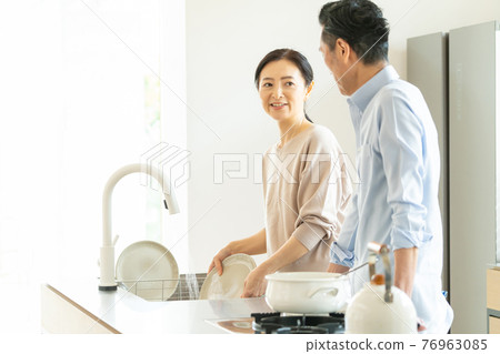 Middle couple cooking in the kitchen Middle couple cooking in the kitchen 76963085