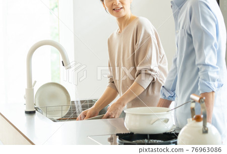 Middle couple cooking in the kitchen 76963086
