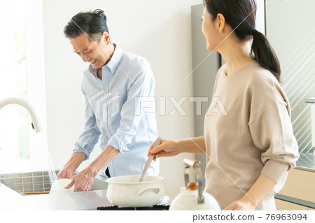 中間夫婦在廚房做飯 76963094