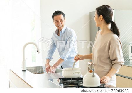 中間夫婦在廚房做飯 76963095