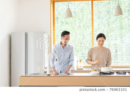 中間夫婦在廚房做飯 76963101
