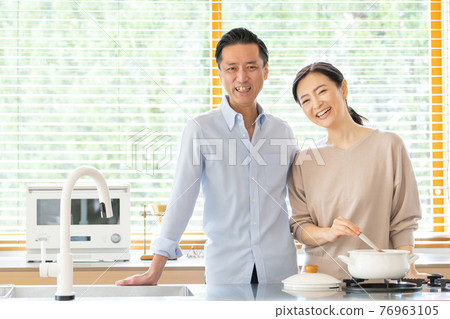 Middle couple cooking in the kitchen 76963105