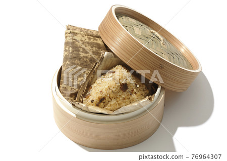 Shooting Chinese rice dumplings in a bamboo steamer on a white background Shooting Chinese rice dumplings in a bamboo steamer on a white background 76964307