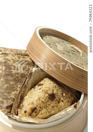 Shooting Chinese rice dumplings in a bamboo steamer on a white background Shooting Chinese rice dumplings in a bamboo steamer on a white background 76964321