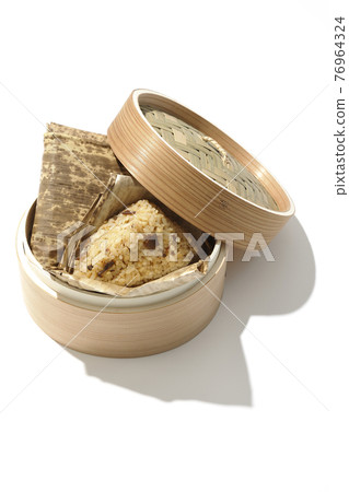 Shooting Chinese rice dumplings in a bamboo steamer on a white background Shooting Chinese rice dumplings in a bamboo steamer on a white background 76964324