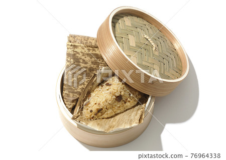 Steamed Chinese rice dumplings taken on a white background (overhead view) 76964338