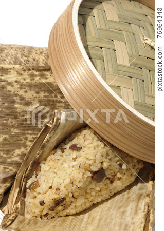 在白色背景上拍攝的中國粽子(俯視圖) 在白色背景上拍攝的中國粽子(俯視圖) 76964348
