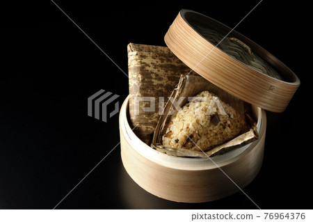 竹蒸籠蒸了黑色背景下的中國粽子 76964376