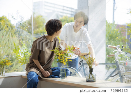 透過玻璃的假日情侶 76964385