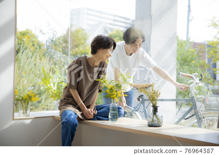 透過玻璃的假日情侶 76964387