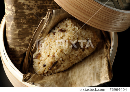 黑色背景下的中國粽子圖片（俯視圖） 76964404