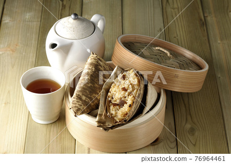 Steamed Chinese rice dumplings, Kyusu and tea 76964461