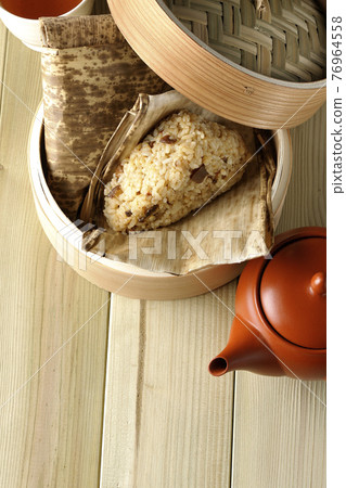 Steamed Chinese rice dumplings, Kyusu and tea (overhead view) Steamed Chinese rice dumplings, Kyusu and tea (overhead view) 76964558