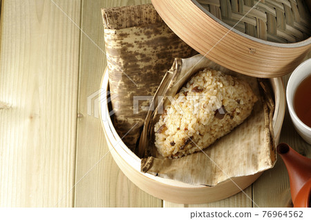 Steamed Chinese rice dumplings, Kyusu and tea (overhead view) 76964562