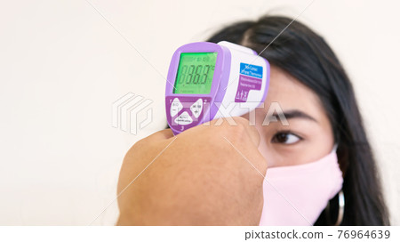 Measure temperature with infrared thermometer Measure temperature with infrared thermometer 76964639