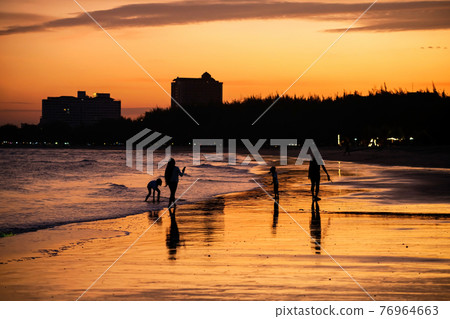 Silhouette happy family on Cha-am beach at sunset 76964663
