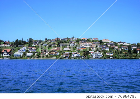 Townscape on the shores of Lake Lucerne (view from above the lake) 76964785
