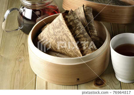 Steamed Chinese rice dumplings, Kyusu and tea 76964817