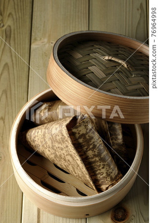 Take a bird's-eye view of steamed Chinese rice dumplings 76964998