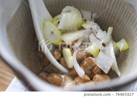 Natto with green onions 76965927