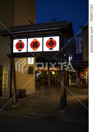 Hozenji Namba Sennichimae entrance 76967283