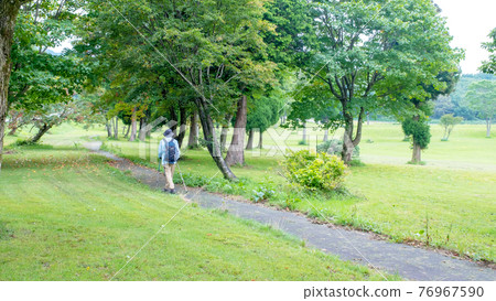 Fresh green trekking image (Kagamiganaru Oyama) 76967590
