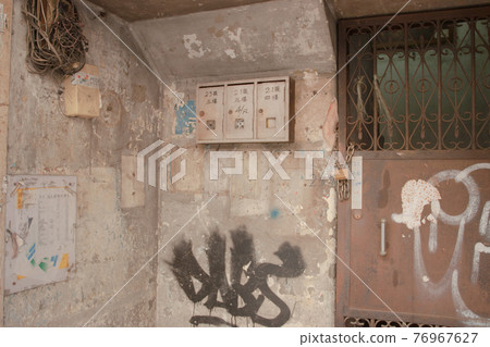 29 July 2007 a Classic foldding metal gate in Hong Kong old door. 29 July 2007 a Classic foldding metal gate in Hong Kong old door. 76967627