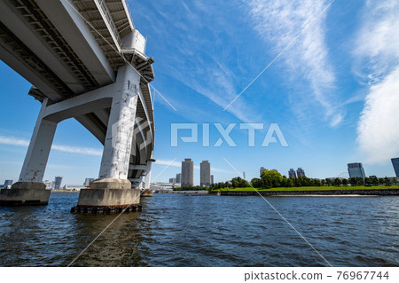 彩虹橋和卷層雲 彩虹橋和卷層雲 76967744