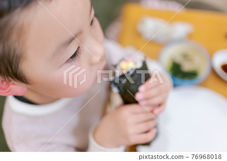 younger, eating, boy 76968018