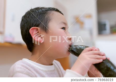 younger, eating, boy 76968019