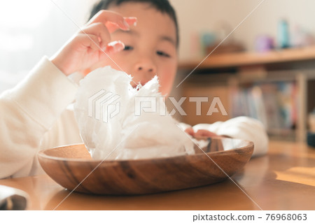 eat, eating, younger 76968063