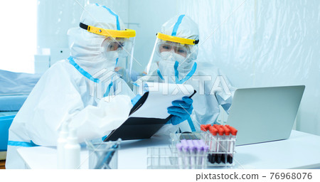 doctors discuss patient situation 76968076