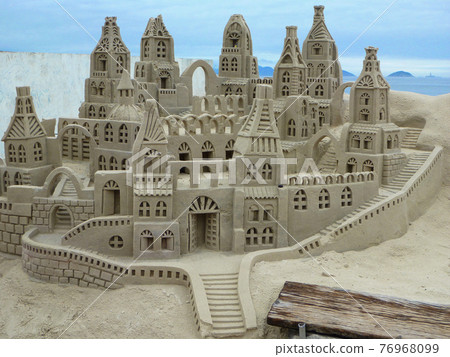 沙灘上的城堡型沙畫 76968099