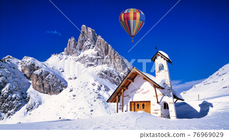 Snowy landscape of the Dolomiti pass Snowy landscape of the Dolomiti pass 76969029