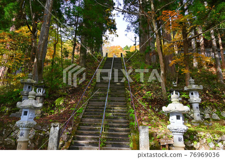 戶隱神社中社石階通往長野市戶隱的道路 戶隱神社中社石階通往長野市戶隱的道路 76969036