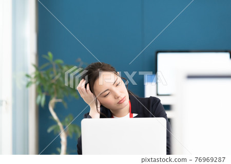 一位年輕女子擔心如何工作 76969287