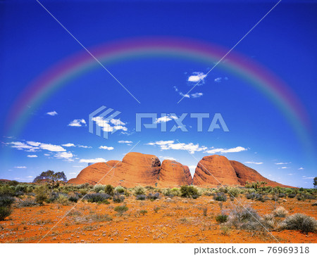 烏魯魯卡塔丘塔國家公園上空的彩虹 烏魯魯卡塔丘塔國家公園上空的彩虹 76969318