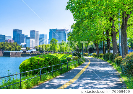 《Tokyo》 Marunouchi office district, fresh green Sakurada moat 76969409