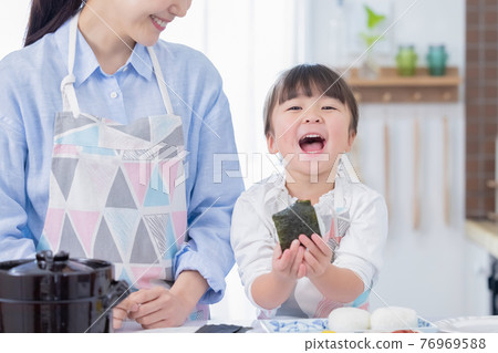 家庭媽媽和女孩做湯圓 76969588