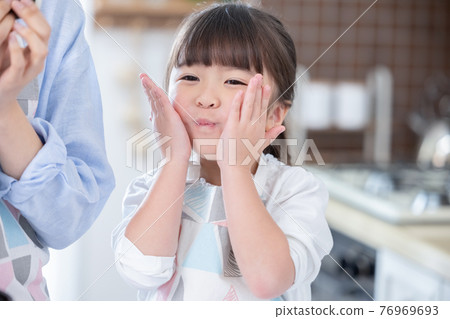 家庭媽媽和女孩做湯圓 76969693