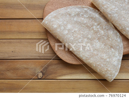 新鮮的圓形玉米餅 76970124