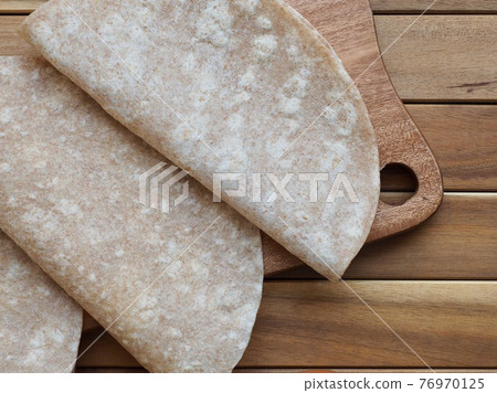 新鮮的圓形玉米餅 76970125