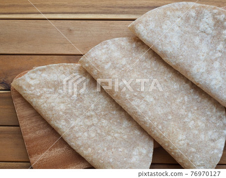 新鮮的圓形玉米餅 76970127