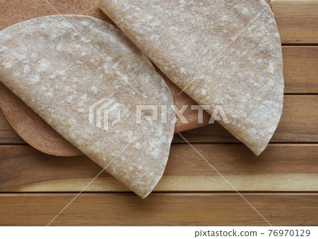 新鮮的圓形玉米餅 76970129